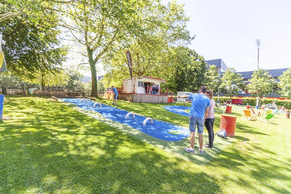 Minigolfanlage an der Dreisam mit Kuppelzelt und Liegestühlen
