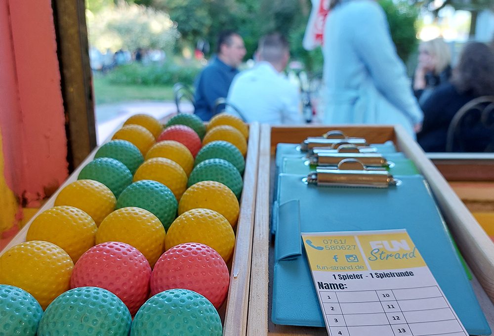 Bunte Minigolfbälle und Schläger