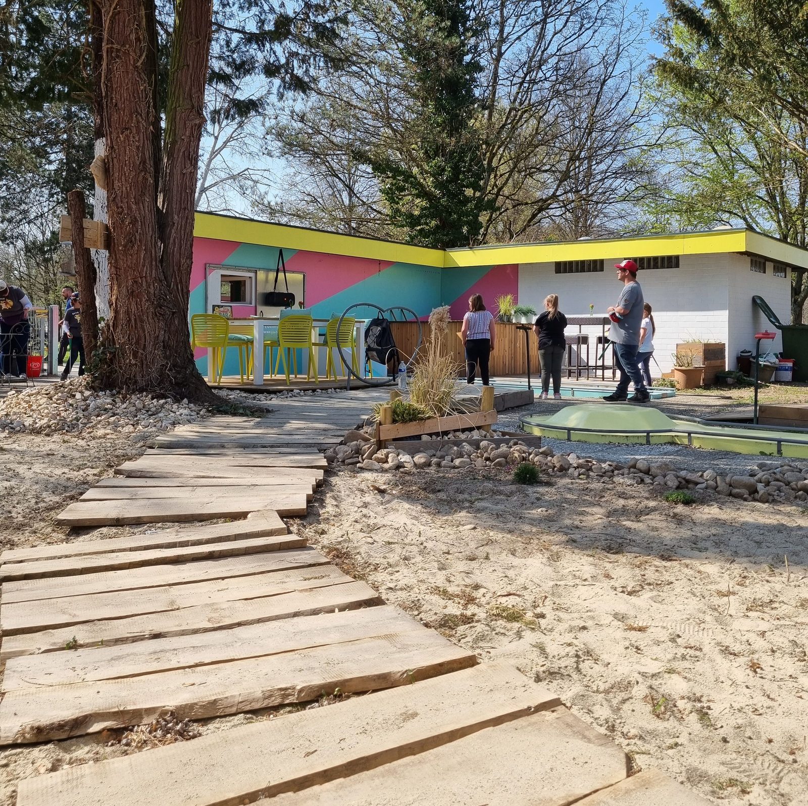 Weg und Strandbereich am Moosweiher in Freiburg-Landwasser